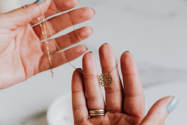 Les essentiels des bijoux pour femme : guide et conseils pratiques